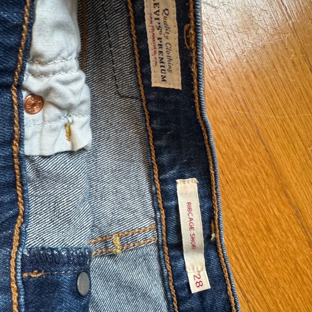 Levi's Ribcage Shorts - Picture 5 of 10